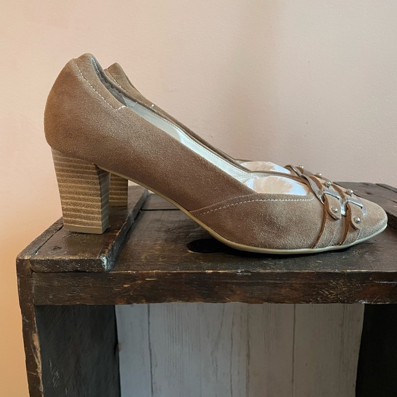 Vintage Light Brown Suede 'Hogl' Wood Stacked Heel Pumps - Picture 15 of 16